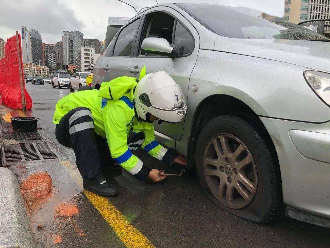 美女暴雨中换轮胎 美女暴雨中换轮胎的视频