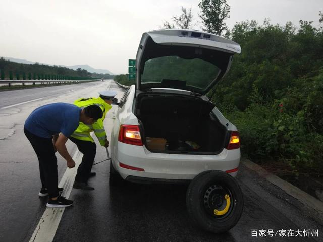 美女暴雨中换轮胎 美女暴雨中换轮胎的视频